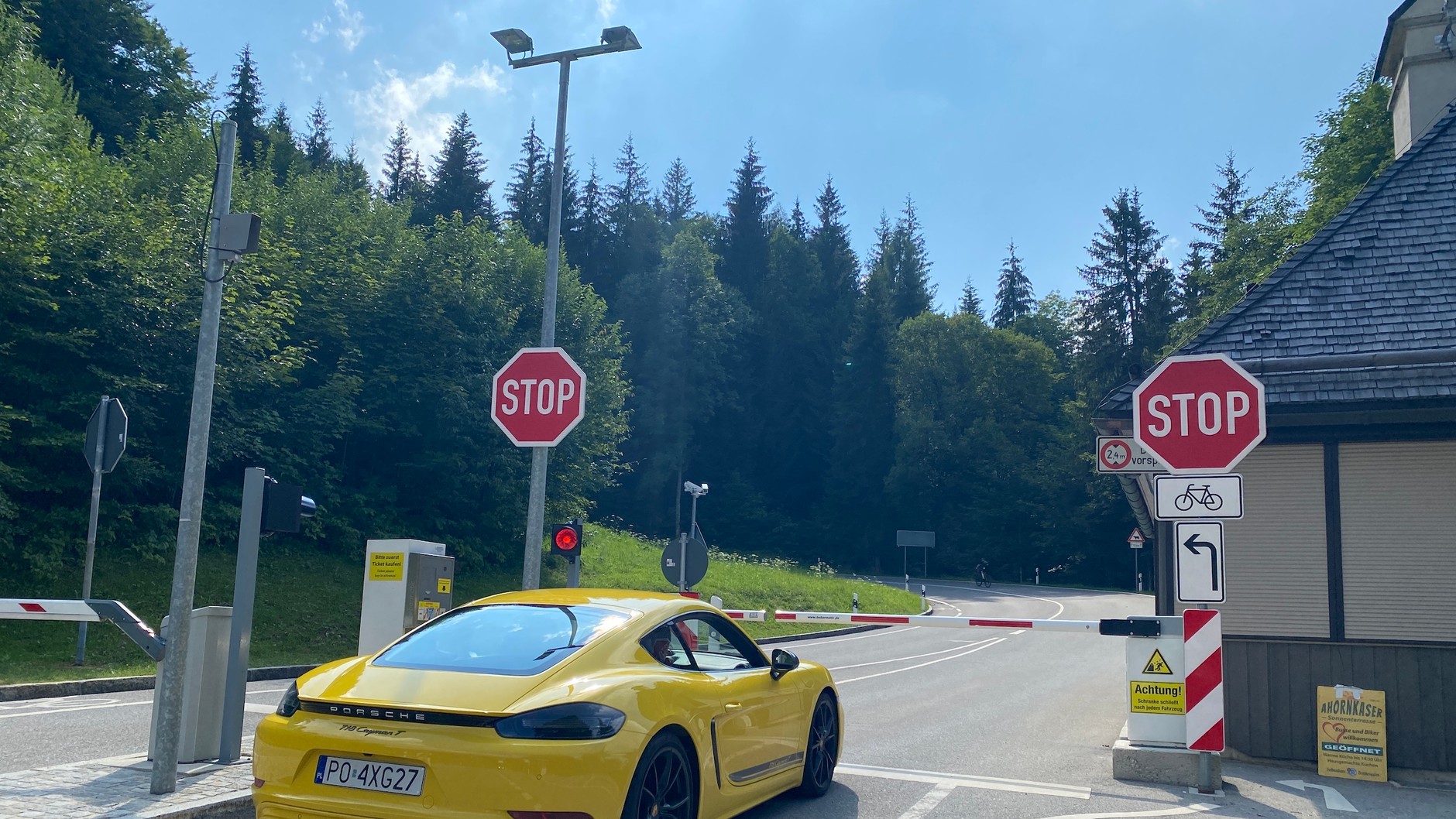 Porsche 718 Cayman T (982c, 2022 r.) – podróż w Alpy