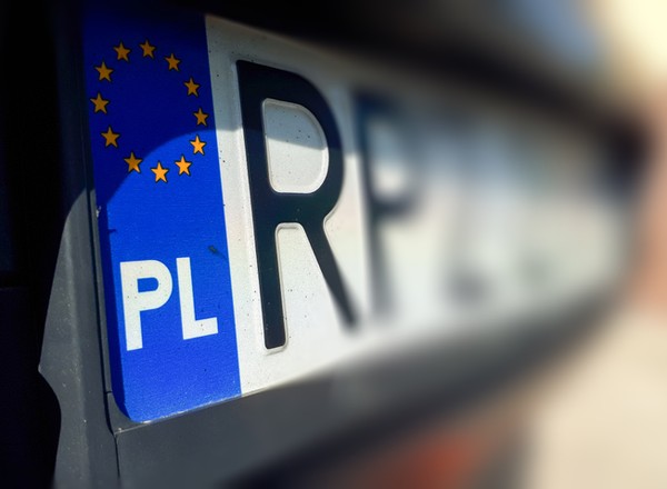 Tablice rejestracyjne będzie można zachować. Nadchodzi też koniec nalepek na szybę