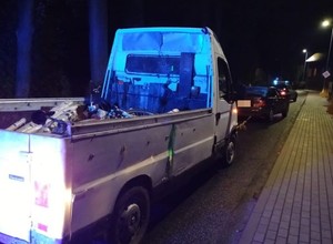 Policjanci zatrzymali holujące się auta. Takiej sytuacji się nie spodziewali