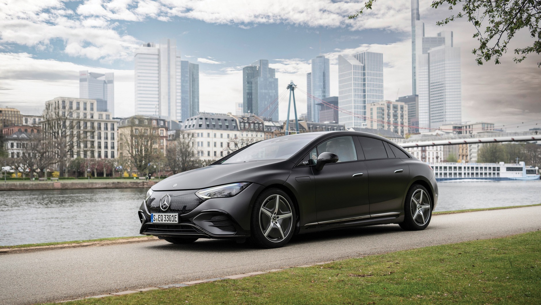 Mercedes EQE – limuzyna klasy wyższej w wielu wersjach, od 350+ (292 KM) do AMG 53 4Matic+ (625 KM). Ceny od 319 900 zł
