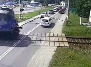 Utknął na przejeździe kolejowym. Przeżył, ale może zapłacić nawet 30 tys. zł kary [Nagranie]