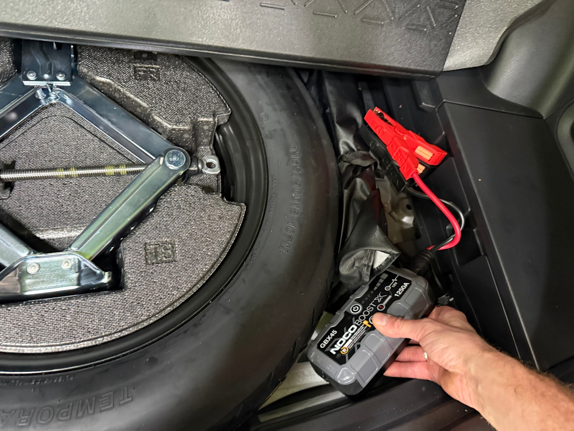 Niewielki booster akumulatorowy może w krytycznej sytuacji okazać się niezwykle pomocny przy uruchomieniu auta z rozładowanym akumulatorem rozruchowym. Na zdjęciu Noco Boost x – urządzenie o kompaktowym rozmiarze z łatwością mieszczące się w bagażniku