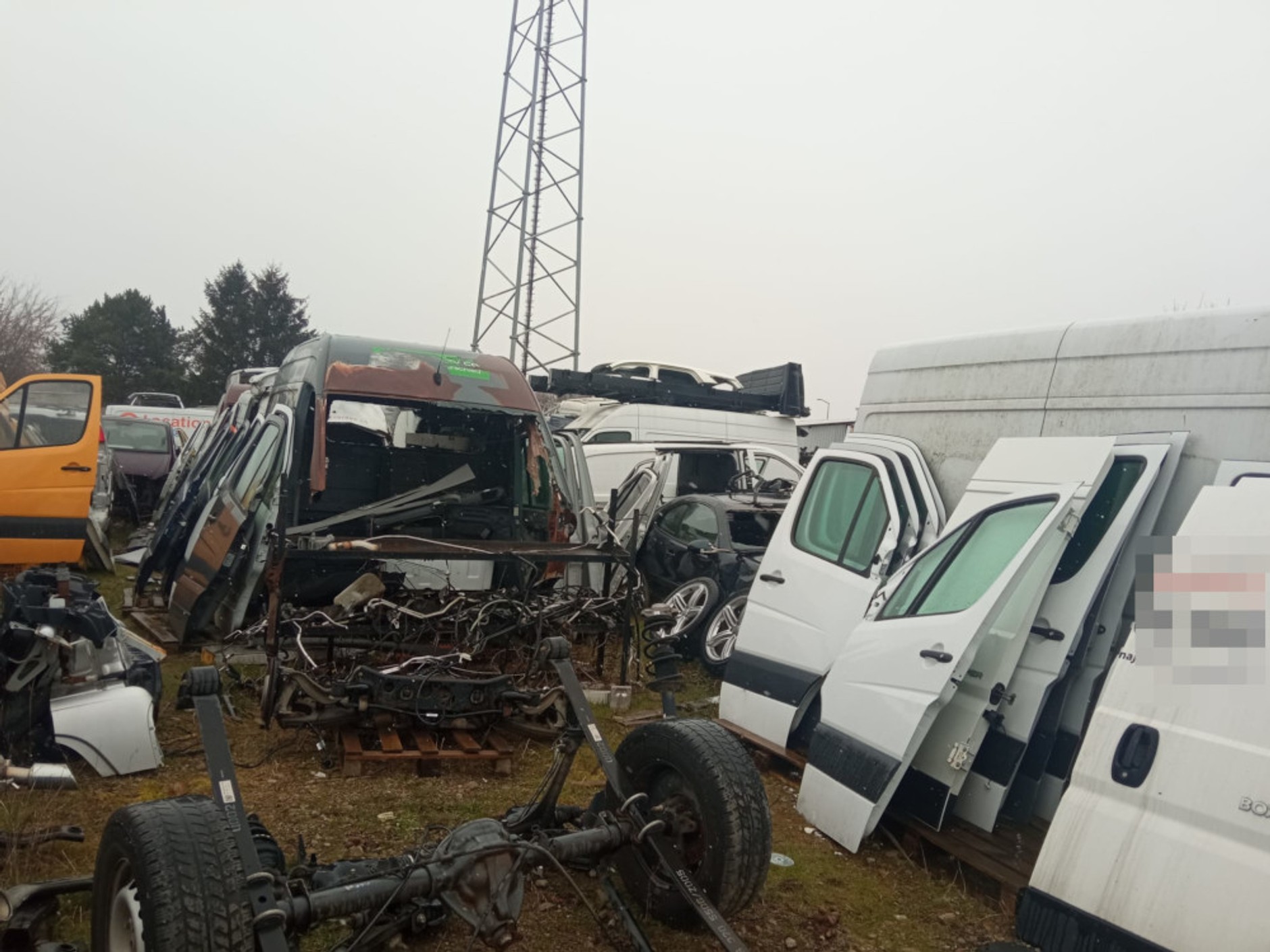 Grupa "Kobra" zlikwidowała "dziuplę". Części leżały prawie jak na półkach w sklepie