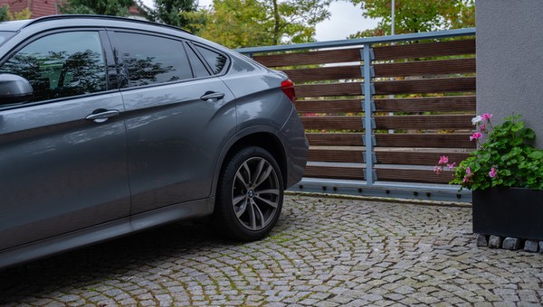 Zaparkował przed garażem, auto skradziono. Ubezpieczyciel mocno obniżył odszkodowanie