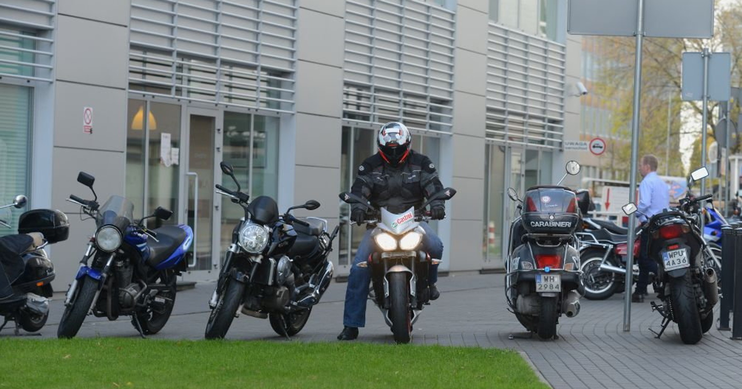 Motocykl zaparkujemy przed wejściem do biurowca