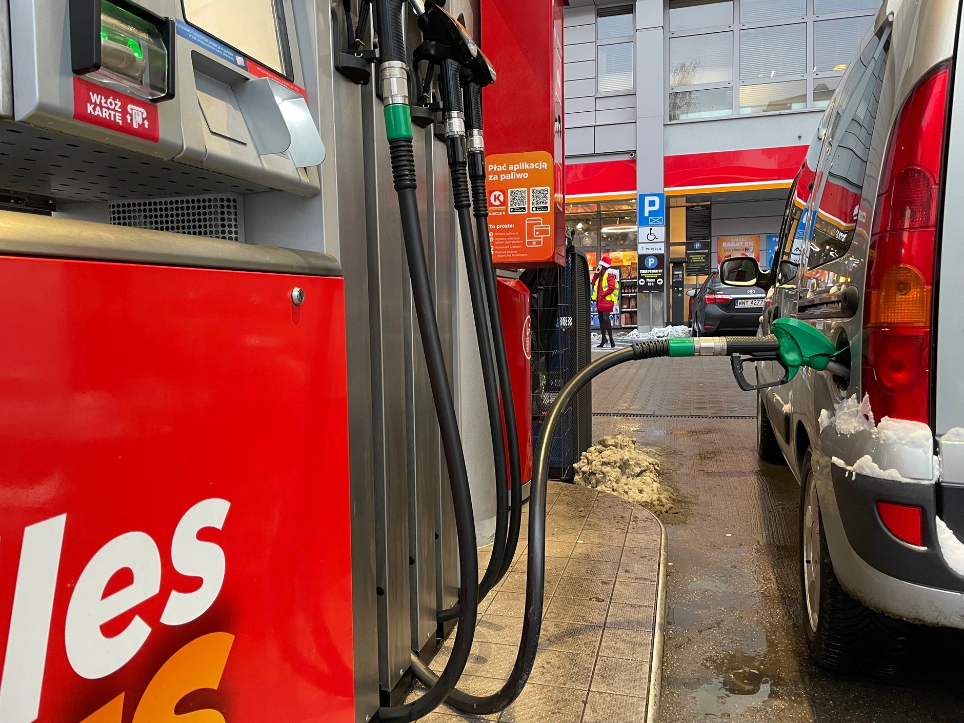 Tankowanie samochodu w zimie