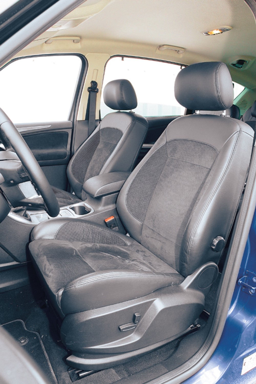 Ford S-Max 2.5 Turbo Titanium - Maksymalnie inny