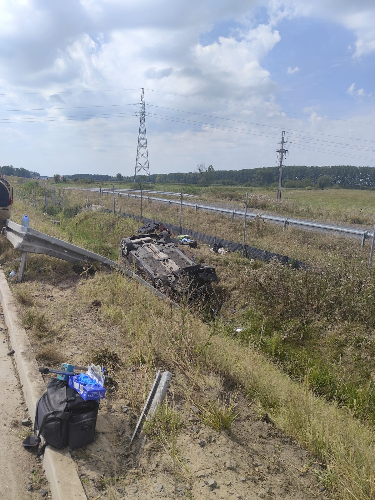 Kierowca BMW stracił panowanie nad samochodem i wpadł do rowu na drodze S5