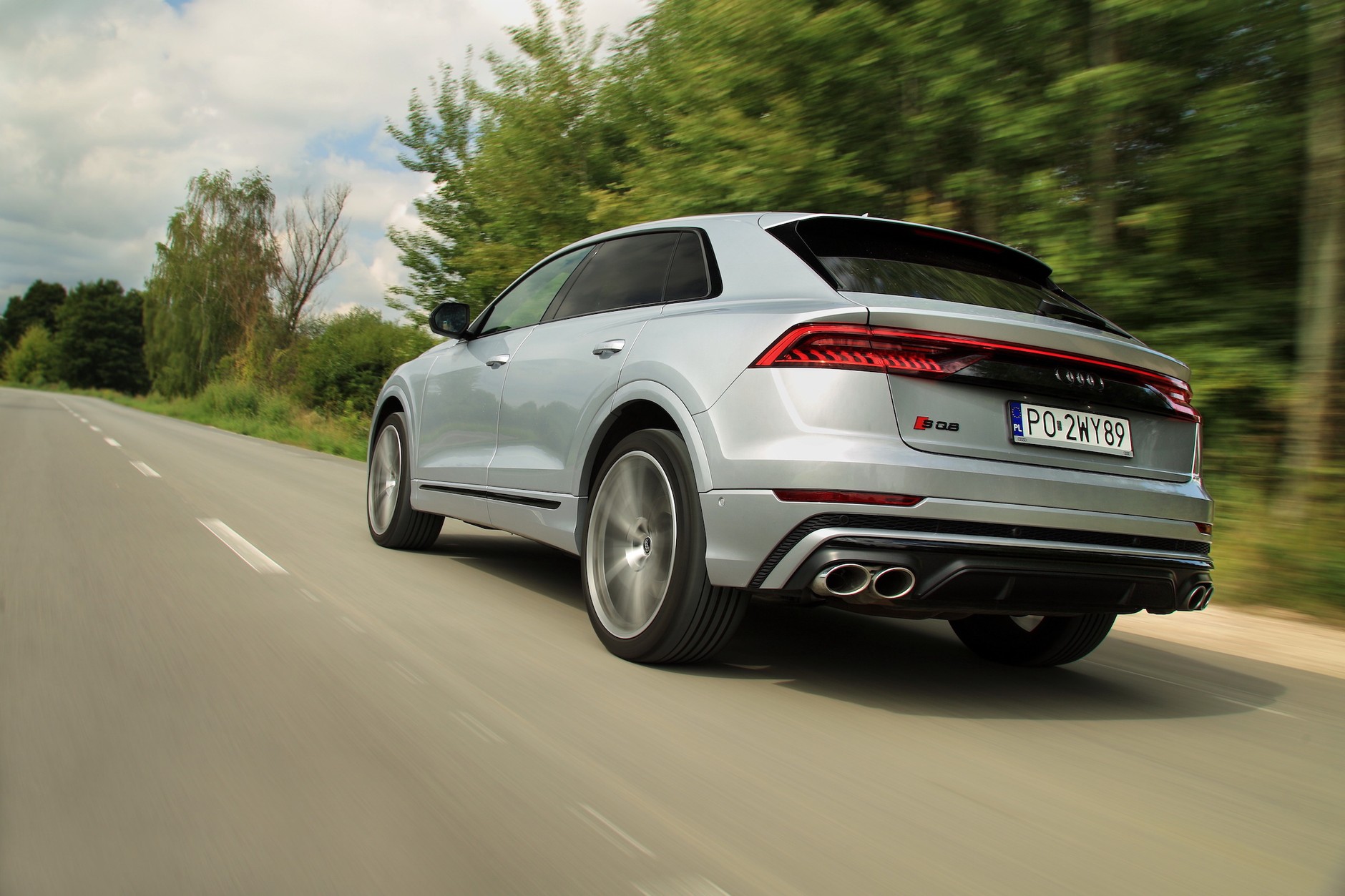 Mimo sporej masy własnej SQ8 prowadzi się niemal jak hot hatch. Skrętne koła tylnej osi poprawiają zwinność oraz zachowanie na zakrętach