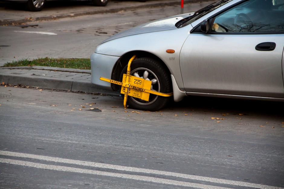 Tylko straż miejska i policja są uprawnione do zakładania blokad na koła.