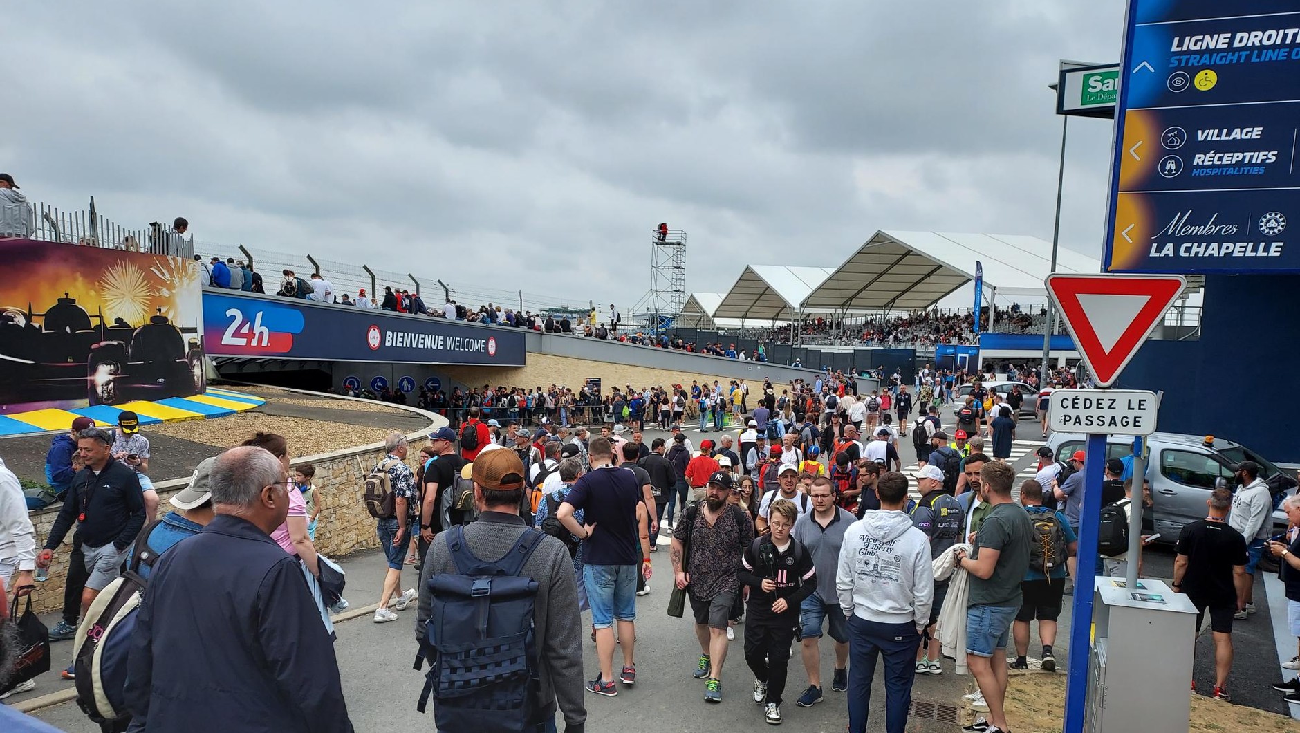 Rozemocjonowany tłum kibiców w Le Mans czeka na start wyścigu
