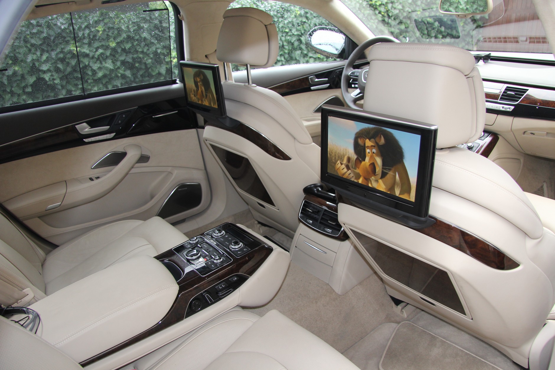 Audi A8: rozrywka dla pasażerów z tyłu