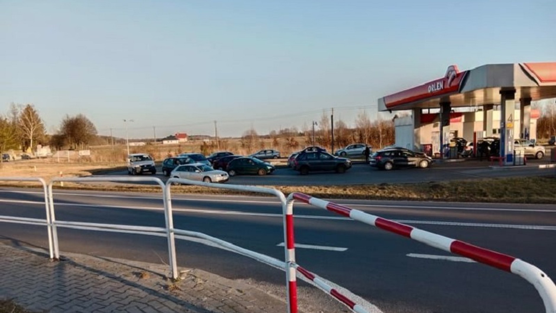 Kolejka na stacji paliw na Lubelszczyźnie