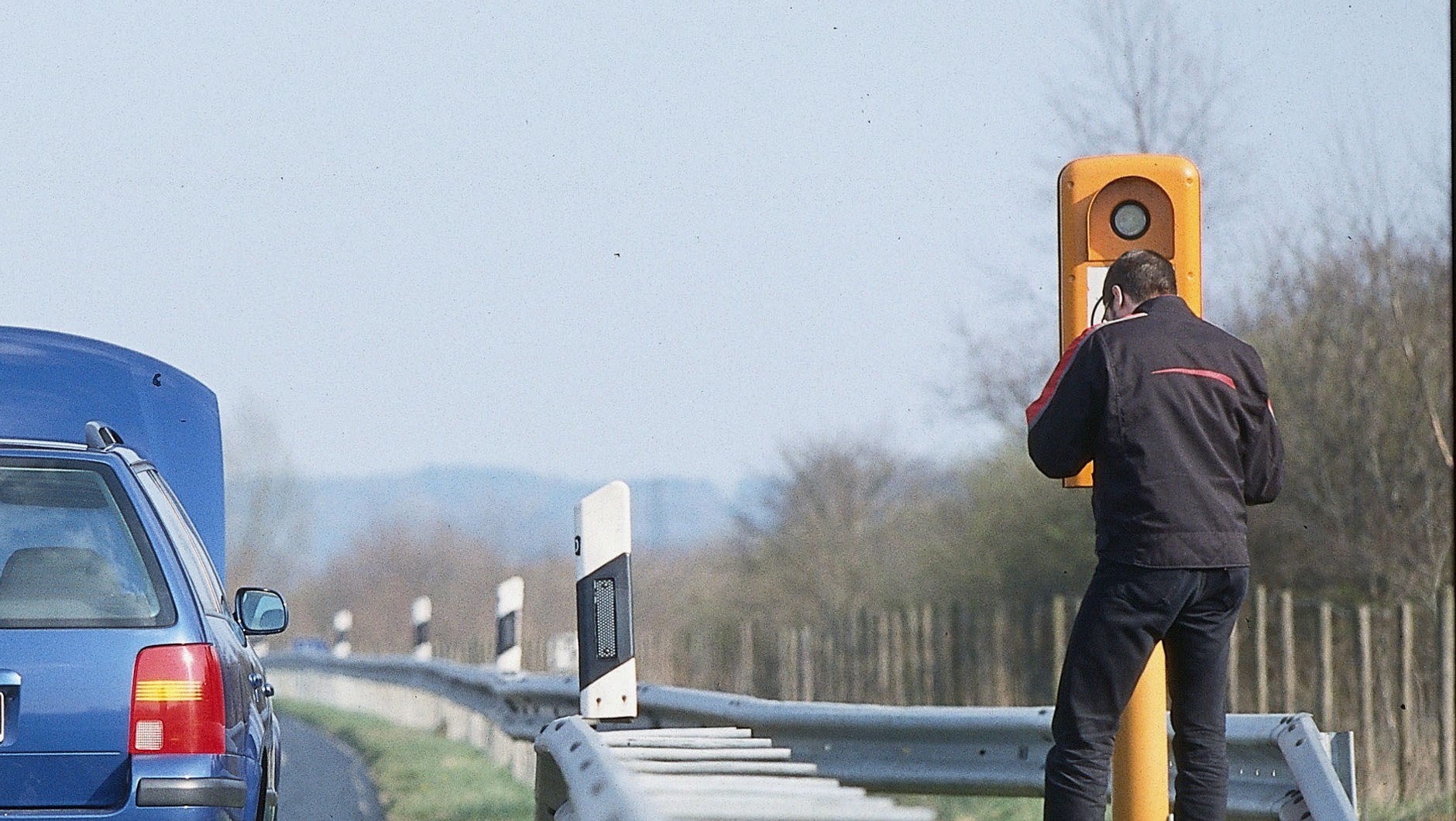 Nawet jeśli brakuje zasięgu w komórce – przy autostradach co dwa kilometry znajdują się telefony do wzywania pomocy.