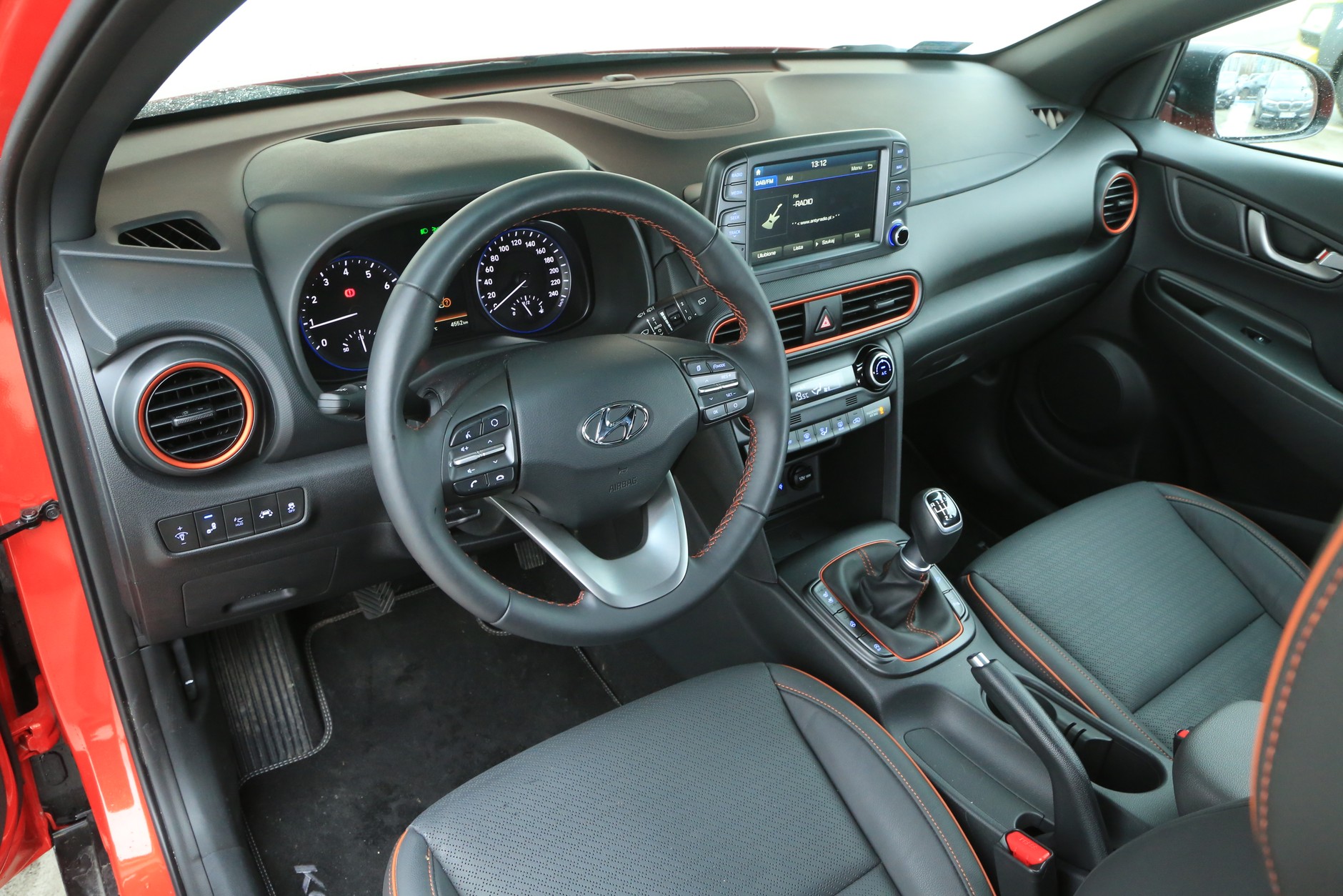 - Mimo wyżej zamocowanego fotela w Hyundaiu Konie pozycja jest ergonomiczna.