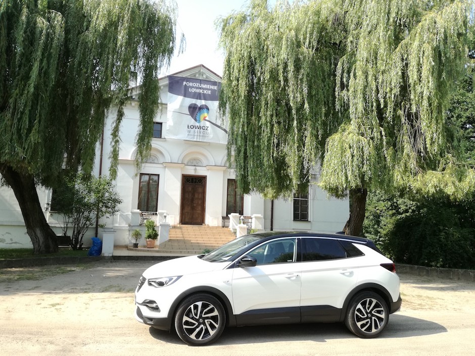 Grandland X przed pałacem Łączyńskich, miejscu urodzenia pani Walewskiej
