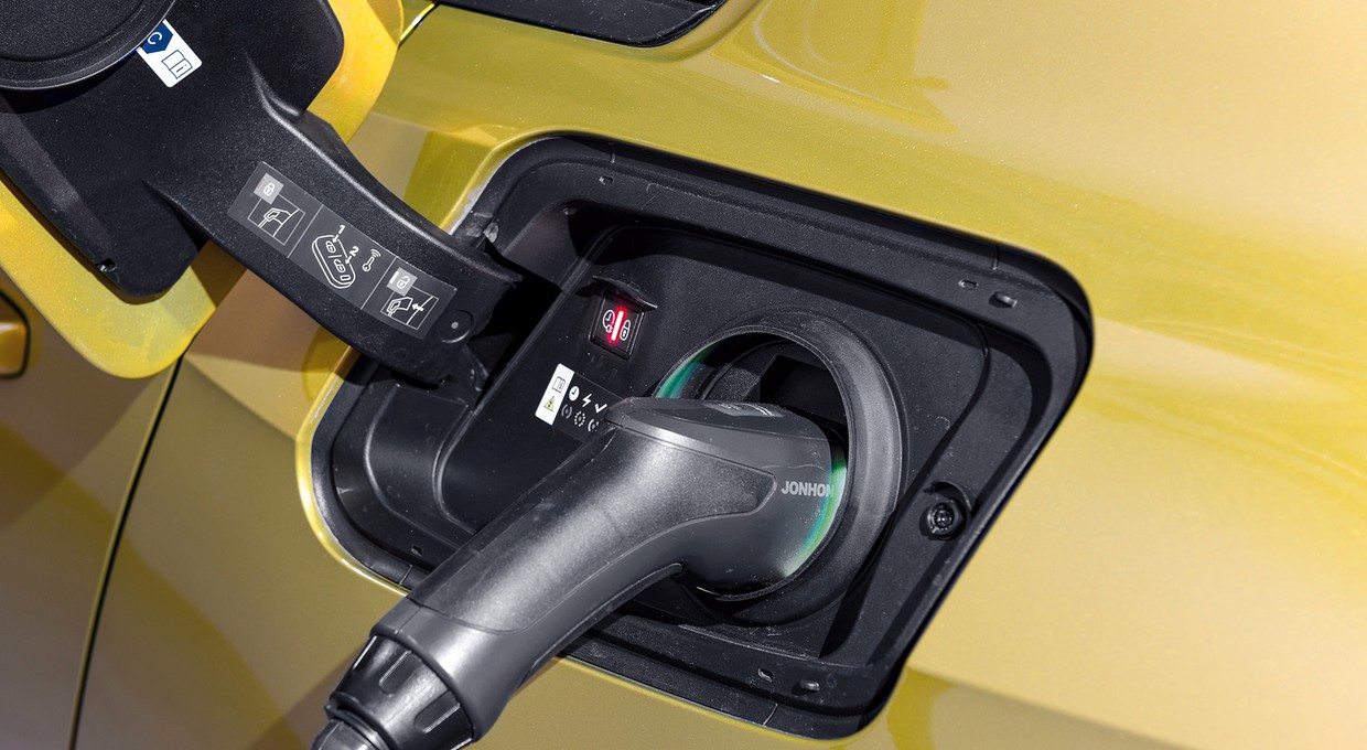 Hybrydy Plug-in palą 5 razy więcej, niż obiecują producenci i trują gorzej niż diesle? Tak, ale to nie wina samochodów!