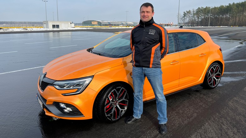 Adam Bernard, instruktor z Ośrodka Doskonalenia Techniki Jazdy na Torze Modlin