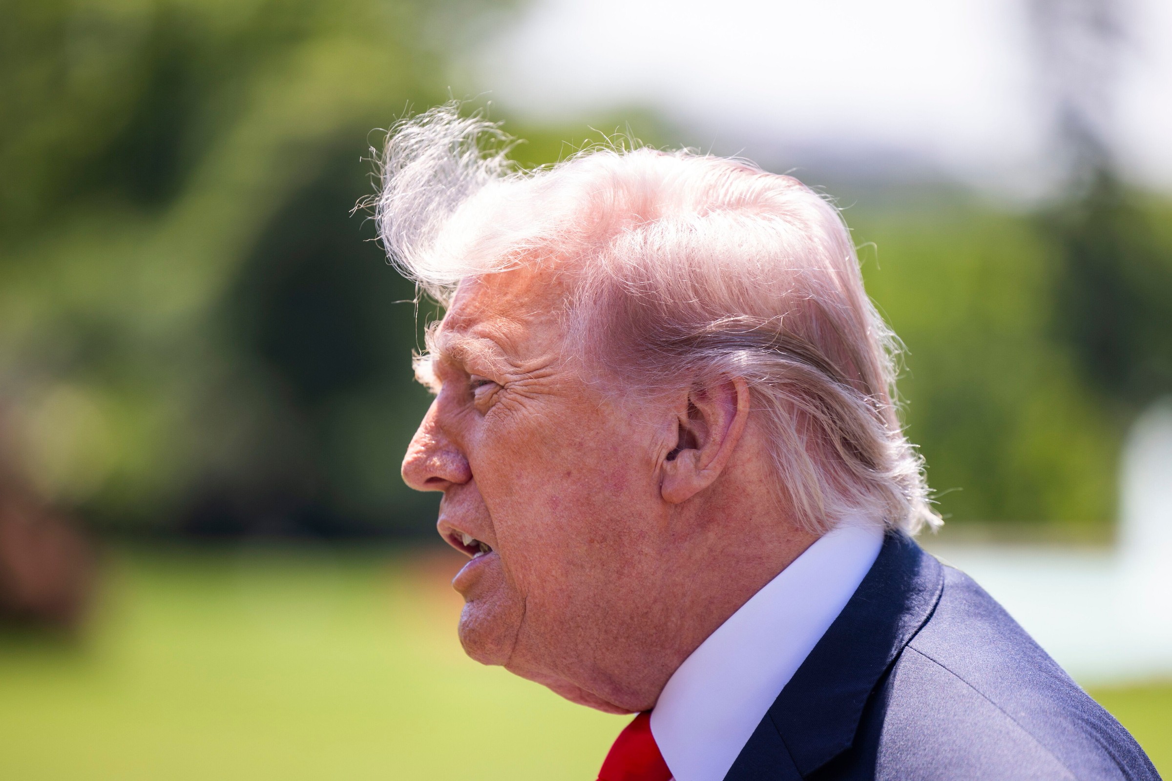 Trump przyciska Europę. Chce bardziej podnieść cła na auta z UE. Cel jest jasny