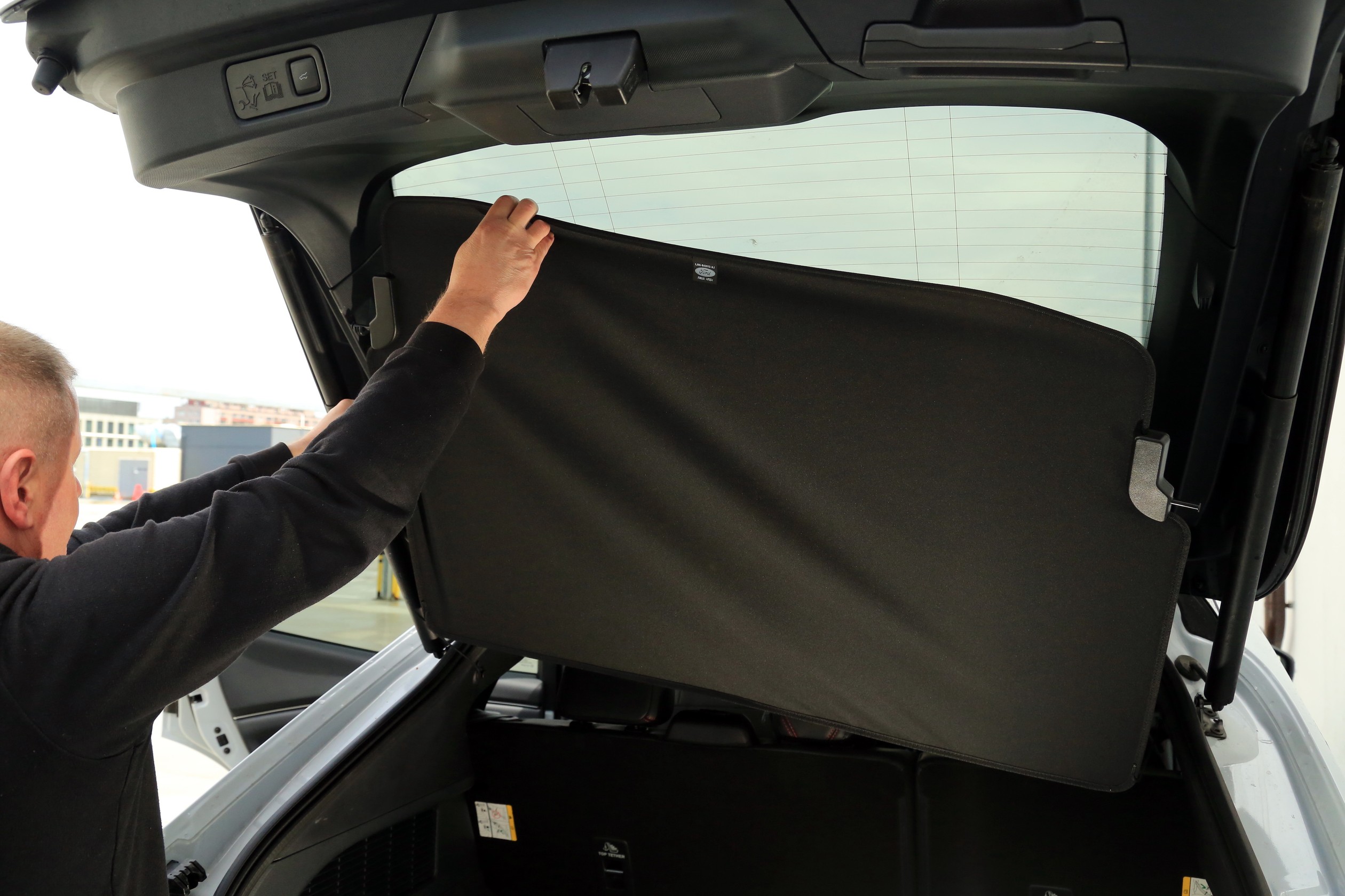 Dziwi w aucie za 350 000 zł tandetna materiałowa półka, która wypada z mocowań.