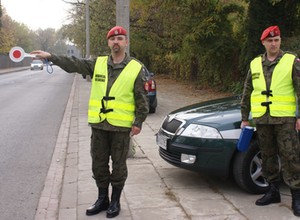 Żandarmeria Wojskowa na drogach przy granicy. Czy może kontrolować kierowców?
