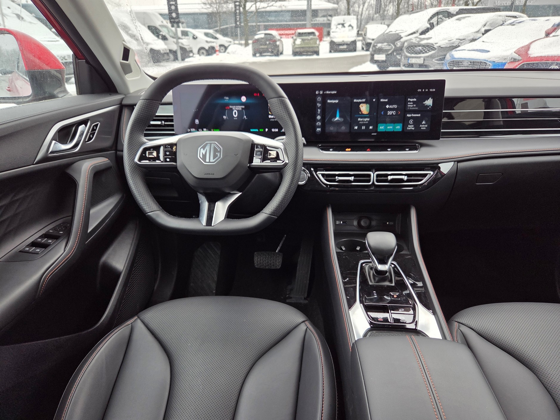 Choć trochę narzekam na plastiki, to trzeba przyznać, że wnętrze MG HS-a jest bardzo miłe dla oka. No i przestronne. Na każdym miejscu jest wygodnie