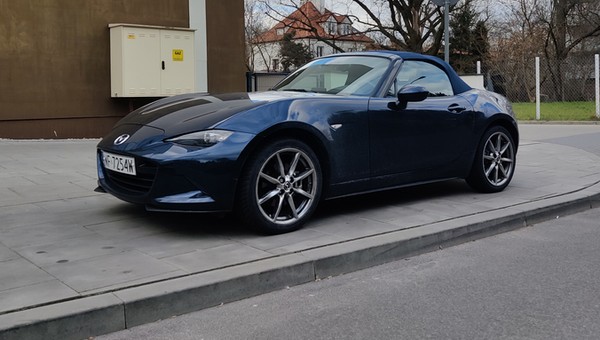 Pojechałem Mazdą MX-5 do Poznania i nie wiedziałem, co robić. To nie to co elektrykiem