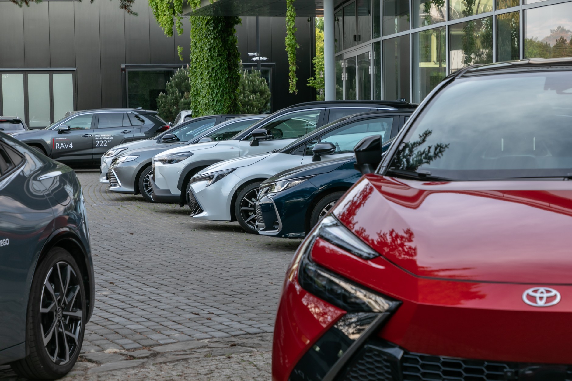 Samochody Toyoty przed salonem