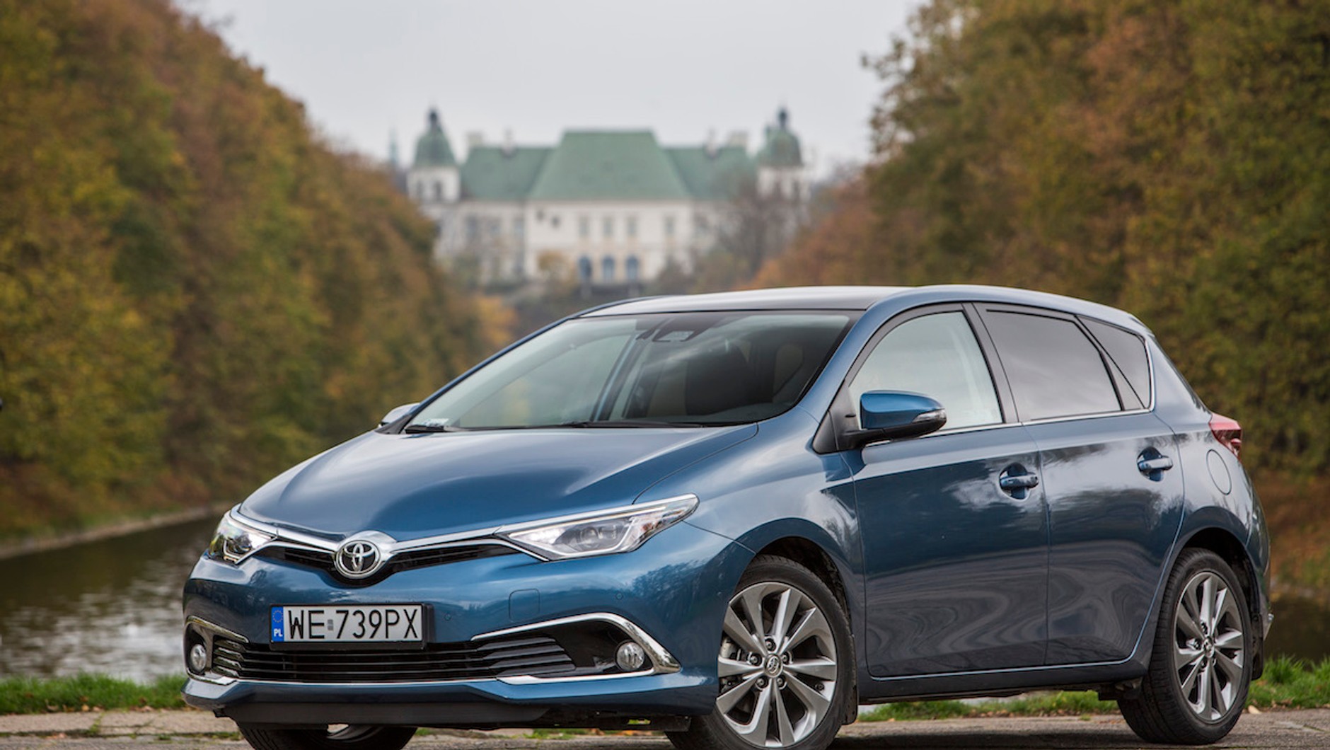 Toyota Auris z napędem hybrydowym to wybór może i niezbyt emocjonujący, ale na pewno bezpieczny i zdroworozsądkowy.