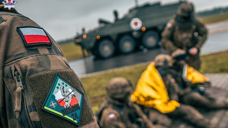 Tragiczny wypadek podczas ćwiczeń DRAGON 24. Na trasie S-19 najechały na siebie dwa transportery wojskowe