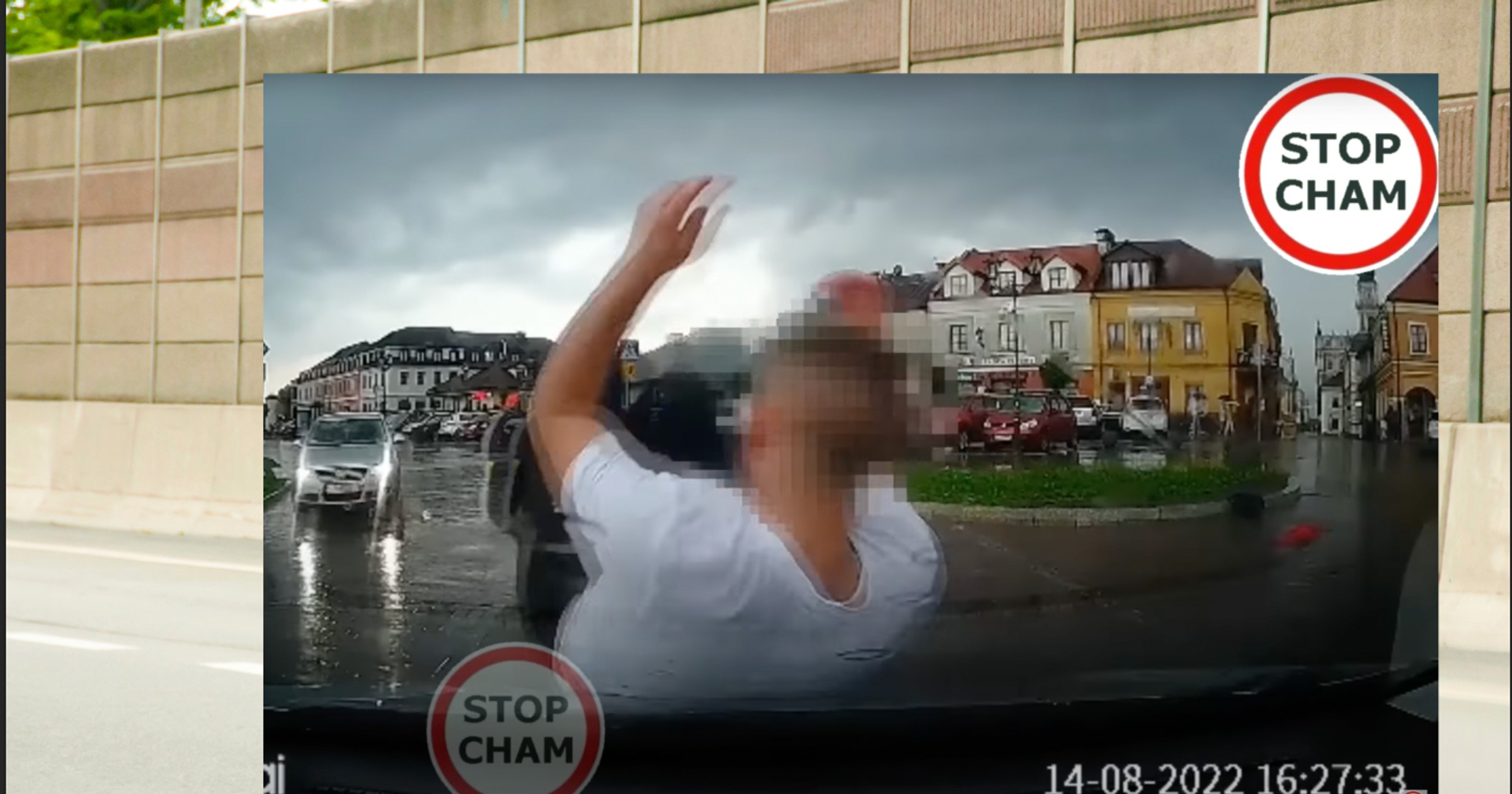 Człowiek na masce auta