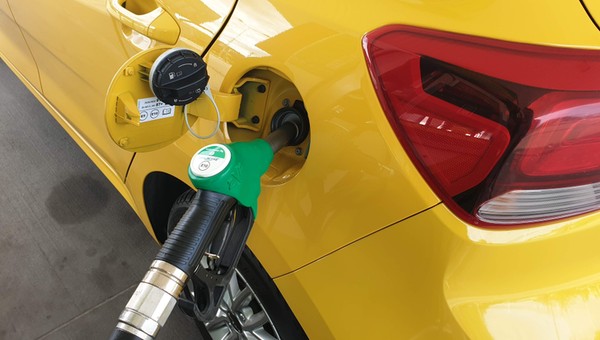 Tankowanie samochodu na stacji paliw