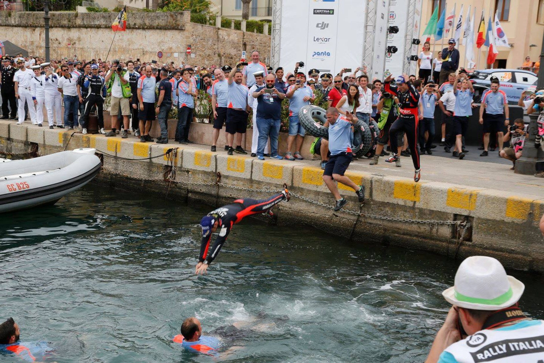 Rajd Sardynii 2016 - niecodzienna kąpiel zwycięzców