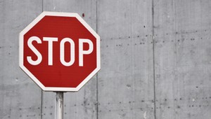 Znak B-20 "stop". Wyjaśniamy, co oznacza i skąd jego nietypowy kształt