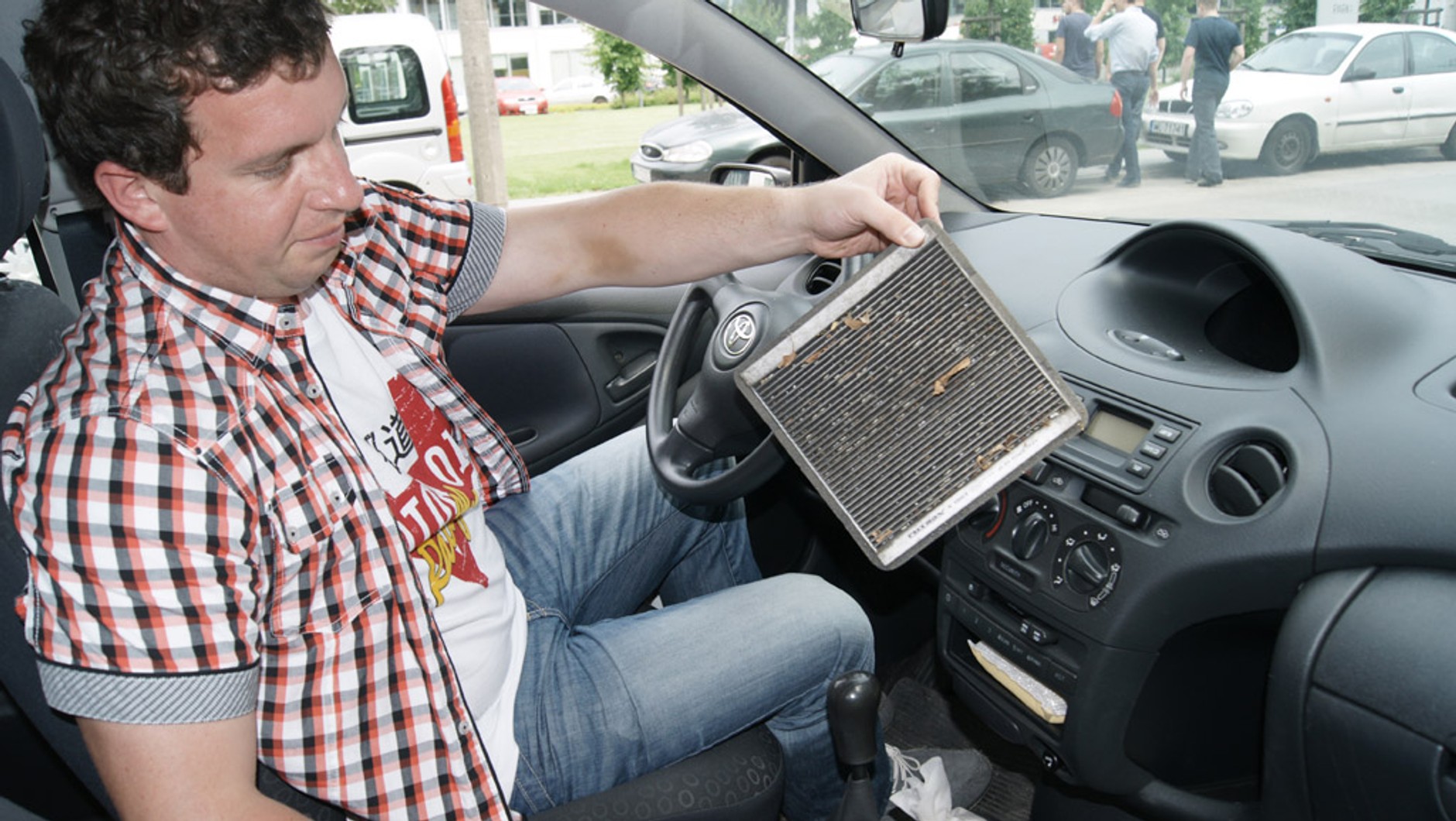 Filtr kabinowy zatrzymuje zanieczyszczenia, które w przeciwnym razie trafiałyby do wnętrza samochodu