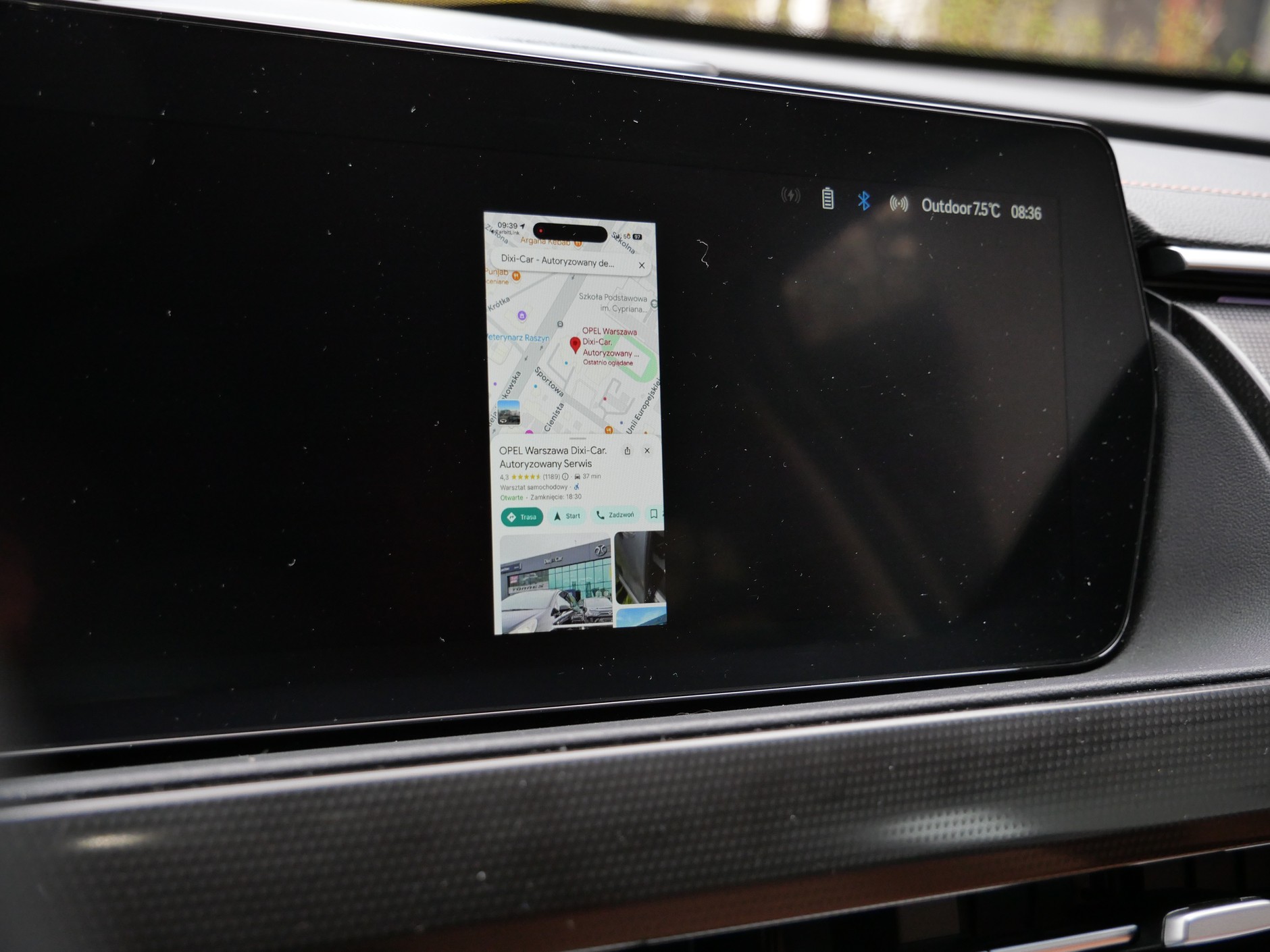 Przy podłączeniu w standardzie MirrorLink, gdy telefon obrócony jest do pionu, mamy taki widok na ekranie samochodu