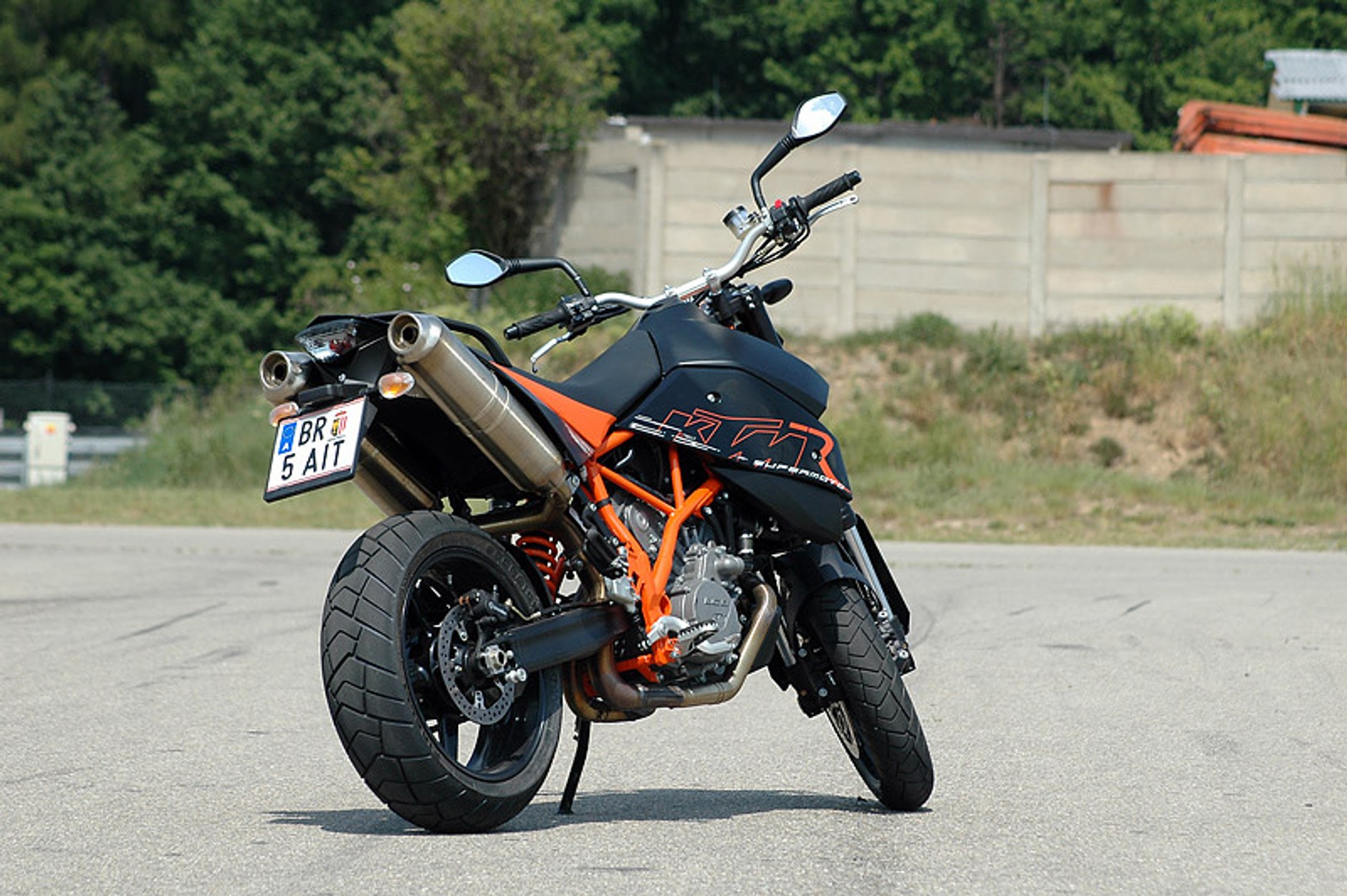 KTM 950 Supermoto R: duży dzikus (test)