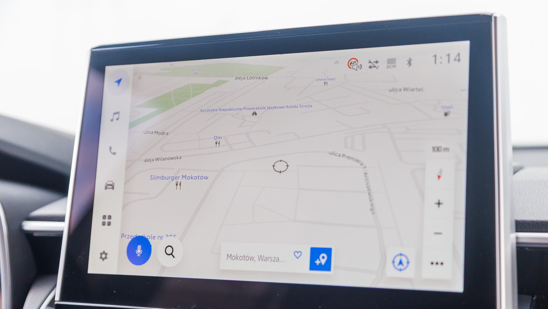 Fabryczna nawigacja? Tylko w elektrykach. W autach spalinowych nikt jej nie używa. Więcej możliwości dają darmowe mapy w Android Auto i Apple CarPlay