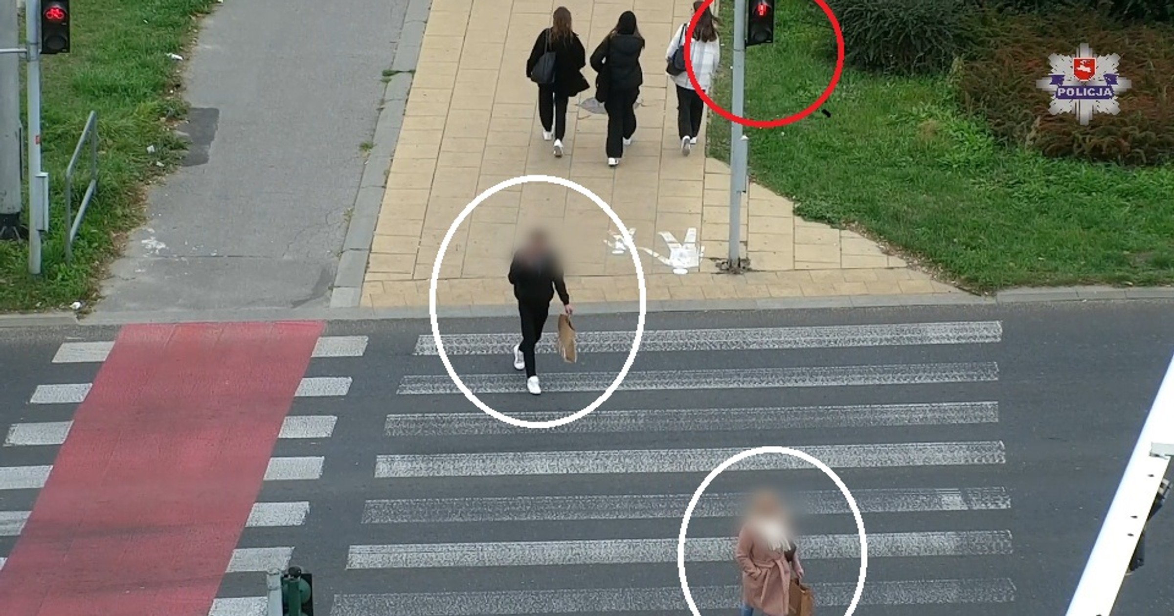 Piesi popełniają wykroczenia pod okiem policyjnego drona