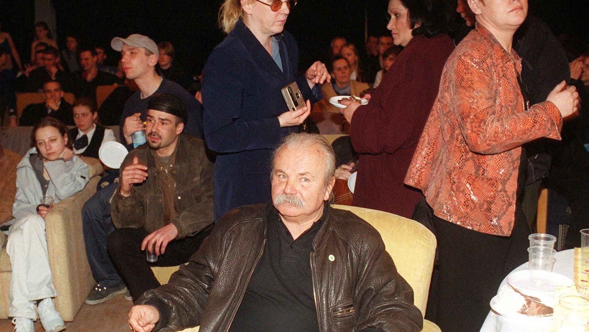 Marek Kotański w dniu 60. urodzin. Obchodził je w gronie byłych podopiecznych w warszawskim Centrum Pomocy Bliźniego