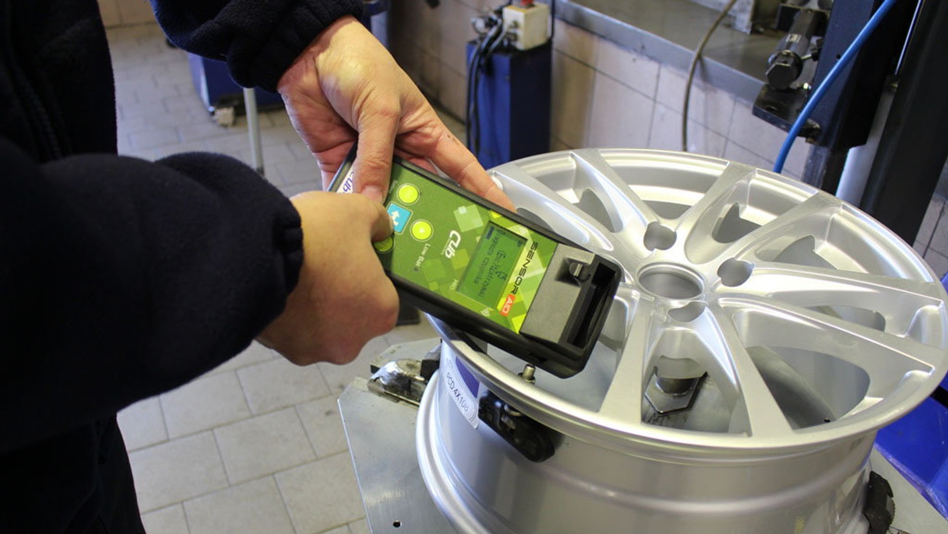 Przez system kontroli ciśnienia w oponach TPMS obsługa ogumienia robi się droższa, bo wymaga dodatkowego sprzętu