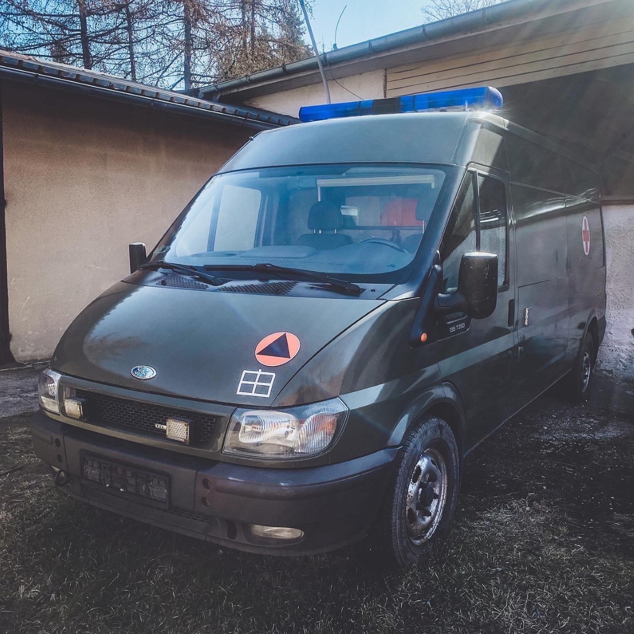 Karetka wojskowa oferowana w przetargu wojskowym.