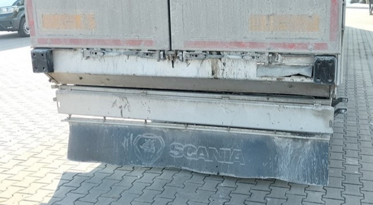 Inspektorzy ITD zwrócili uwagę na naczepę. Kierowca zapomniał o zabezpieczeniu