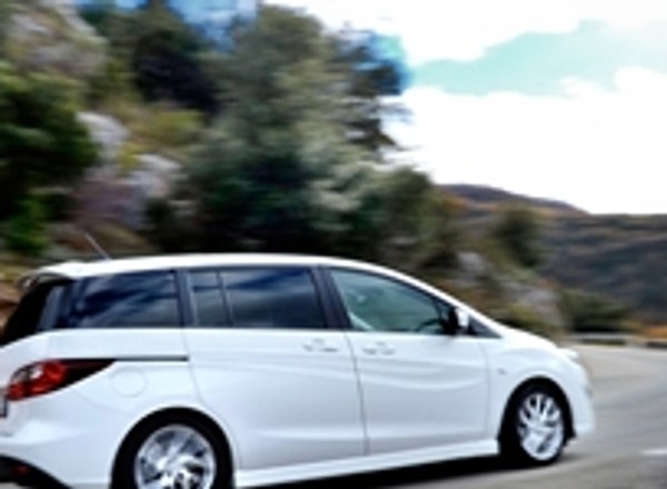 Mazda 5 – biała, lekka, oszczędna