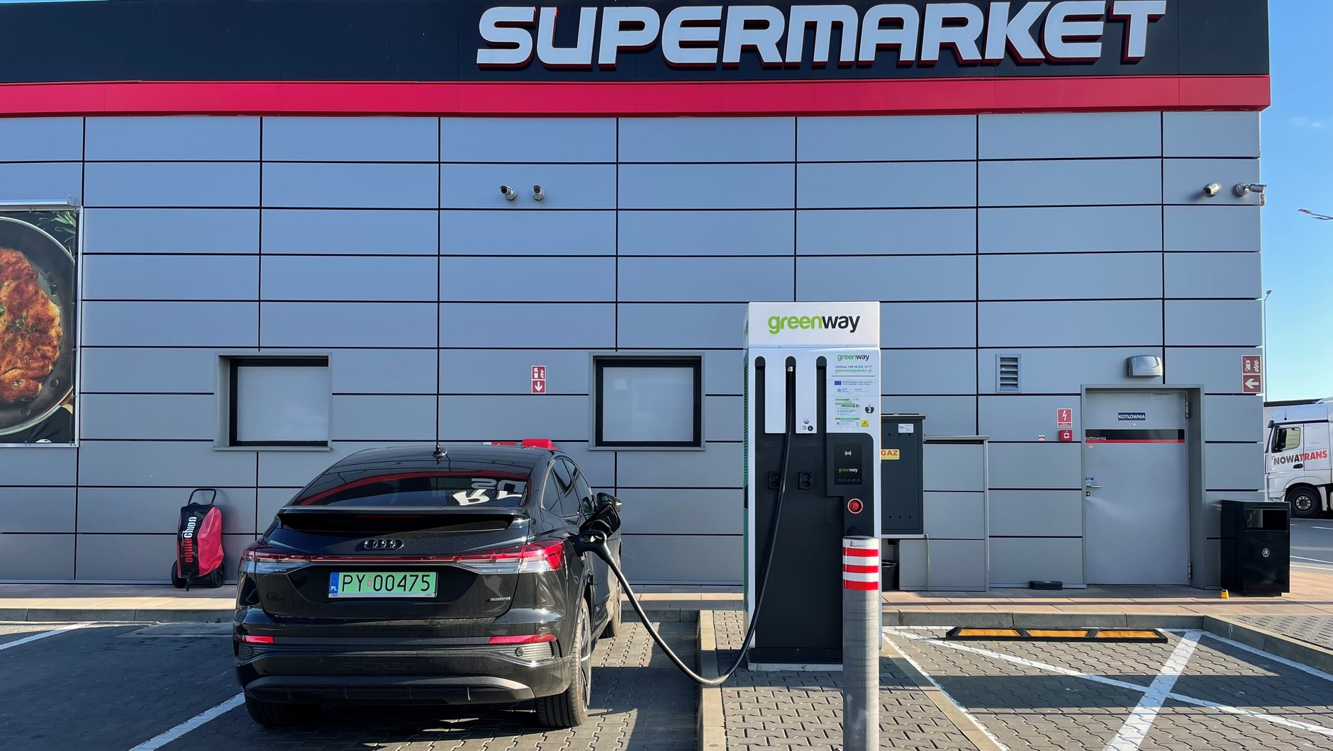 Testujemy koszty ładowania na trasie z Audi Q4 e-tron Sportback