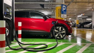 Porównali koszty elektryka z autem spalinowym