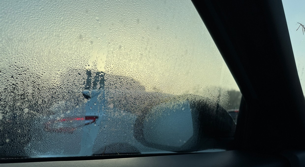 Jak pozbyć się pary i wody z szyb samochodu? Żałowałem, że nie mam niewidzialnej wycieraczki