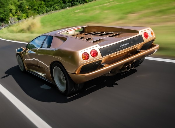 Lamborghini Diablo skończyło 30 lat. Kto jeździł tym superautem?