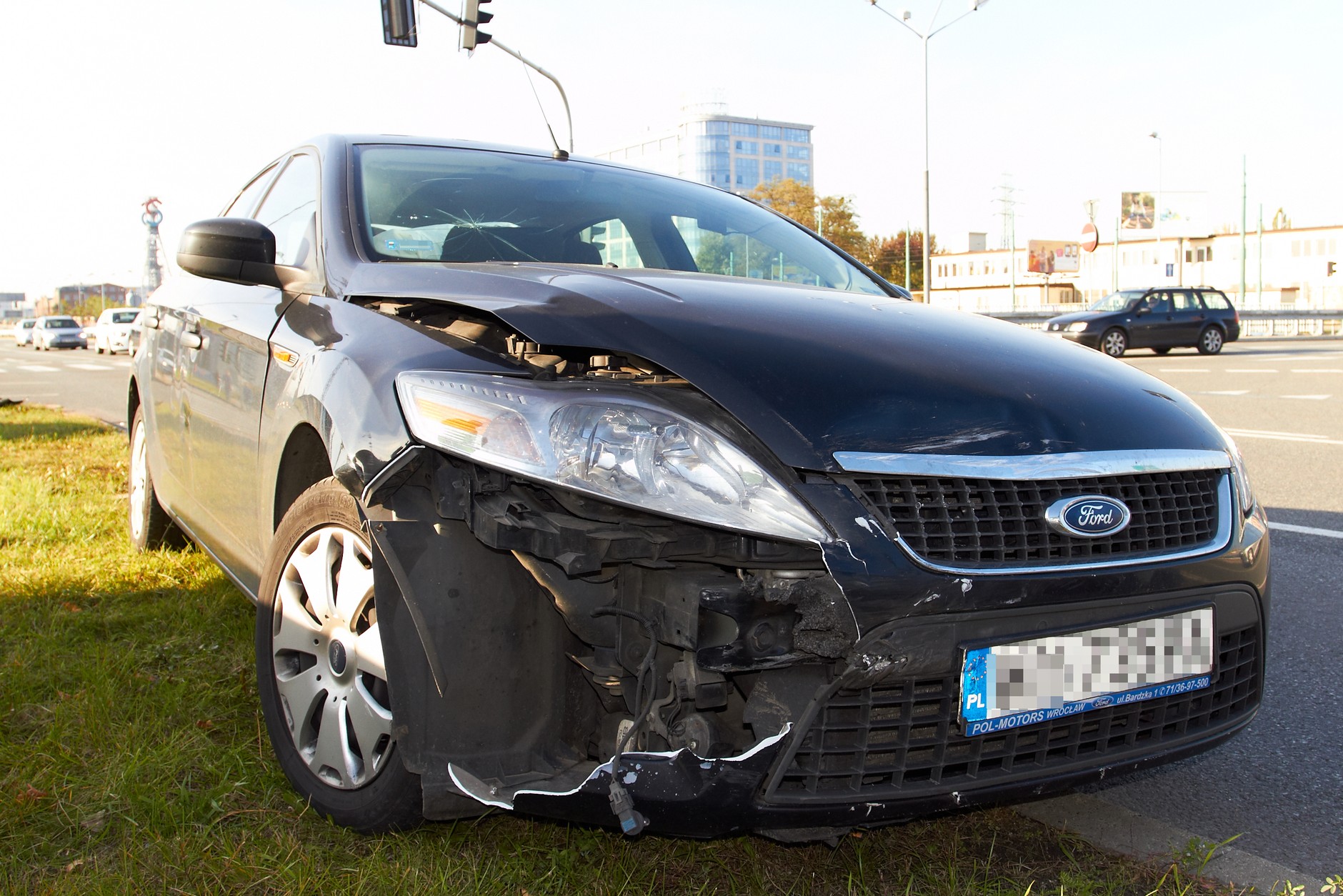Oto konsekwencja "gonitwy za wężem" w gęstym ruchu miejskim. Na trasie konsekwencje mogłyby być znacznie poważniejsze.