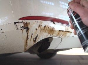 Czym z karoserii usunąć smołę i żywicę?